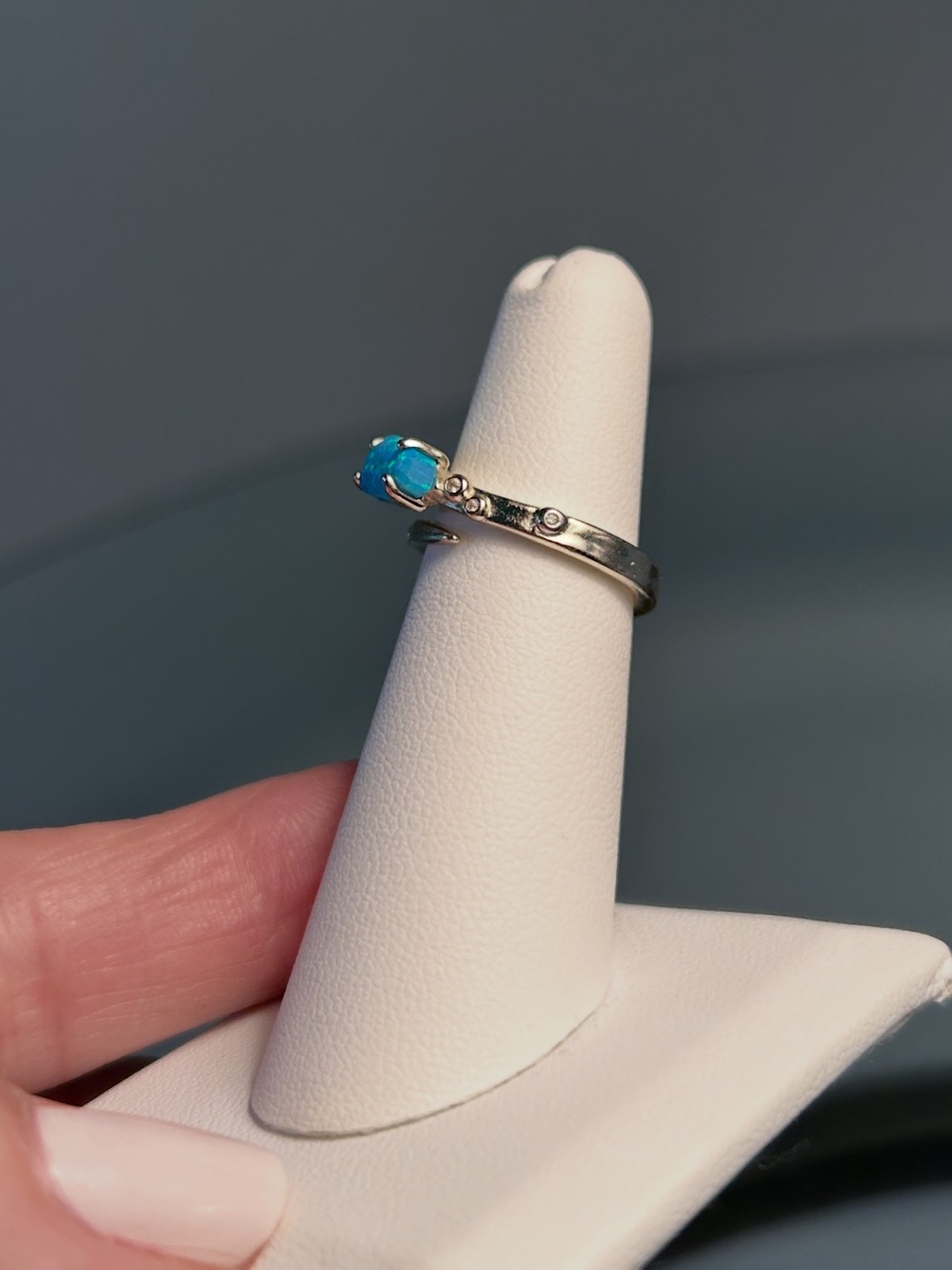 Kendra Scott Kyocera Opal Dainty Gold Tone Ring, Great Condition- Size 4.5-5 - Picture 3 of 9